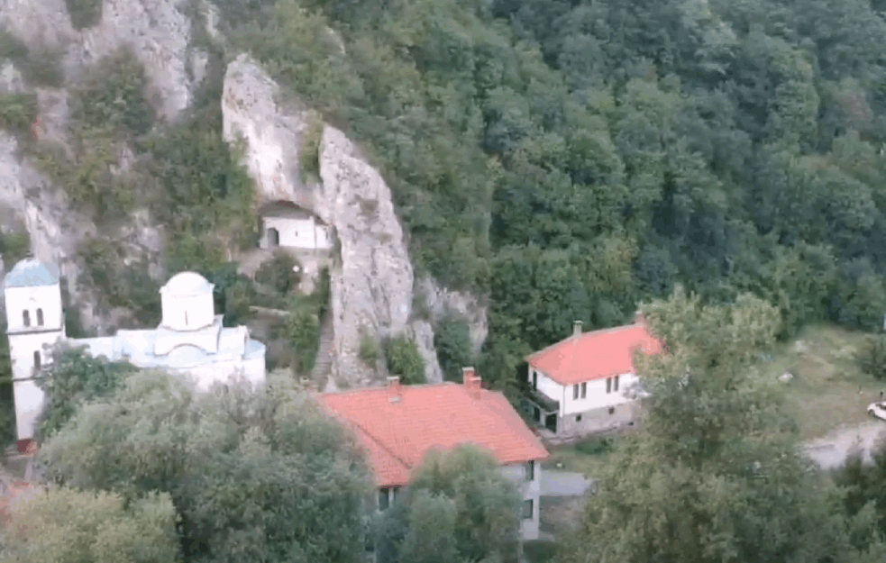 Muškarac se slikao na steni kod manastira Gornjak, pa pao i poginuo